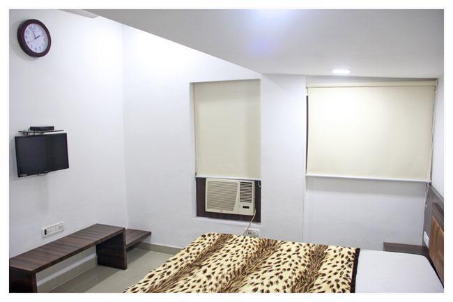 Neeranand Dalhousie- A Pure Vegetarian Hotel كولكاتا المظهر الخارجي الصورة