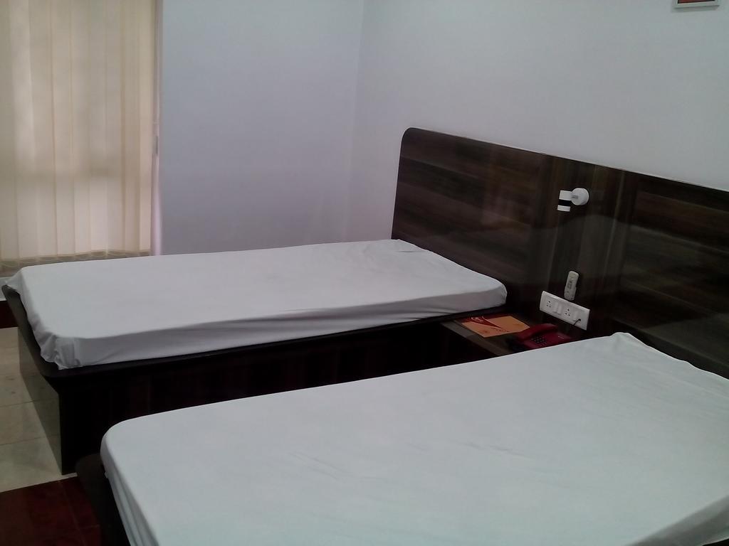 Neeranand Dalhousie- A Pure Vegetarian Hotel كولكاتا المظهر الخارجي الصورة