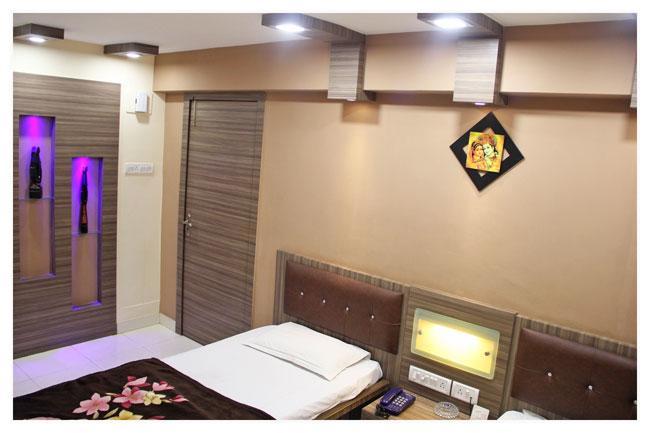 Neeranand Dalhousie- A Pure Vegetarian Hotel كولكاتا المظهر الخارجي الصورة