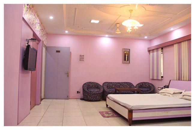 Neeranand Dalhousie- A Pure Vegetarian Hotel كولكاتا المظهر الخارجي الصورة