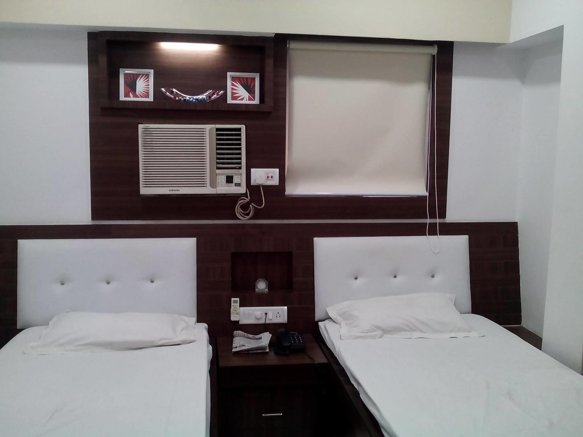 Neeranand Dalhousie- A Pure Vegetarian Hotel كولكاتا المظهر الخارجي الصورة